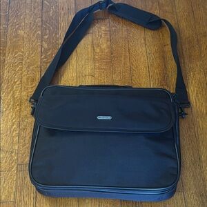 Targus Black Messenger Bag